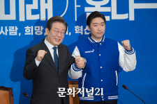 [MJ포토] 당 점퍼 입은 김용만 이사