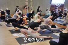 [MJ포토]요가의 본질을 찾아가는 특강 진행
