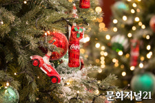 [MJ포토] 화려한 코카콜라 오너먼트