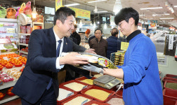 정왕시장 방문한 김진경 경기도의회 의장 “민생 회복이 최우선 과제”