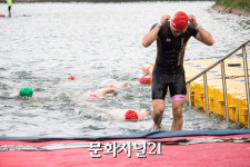 [MJ포토] 힘겨운 수영을 마치고…