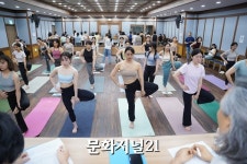 [MJ포토] 10년의 지혜 담았다…新교재 도입된 요가 지도자 자격 시험
