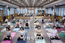 [MJ포토] 10년의 지혜 담았다…新교재 도입된 요가 지도자 자격 시험