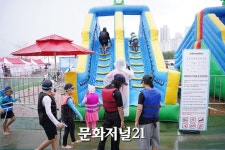 [MJ포토] 비가 와도 신나요!…송도 해변축제