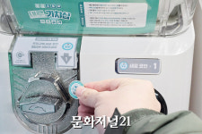 [가봤다] 뽑고 마시고 홍대거리에 새로 바람…롯데칠성 새로 가챠샵