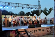 연꽃 둘러싸인 오감만족 문화축제