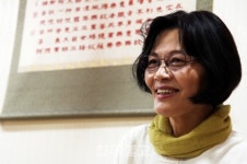 한 손으로 만든 연등, 세상 밝히는 희망 되다