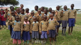 지구촌 공생회, 케냐 초등학교에 교복선물