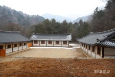 염화미소, 인류 최초의 행위예술
