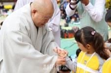 국화꽃 도량서 펼쳐진 어린이 미술세계