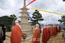 복원 된 산청 범학리 삼층석탑 제막식 봉행