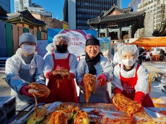 강추위에도 조계사 김장 나눔 온기 '훈훈'