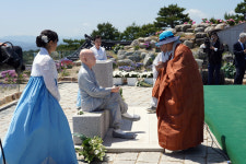 찻잔 든 무산 대종사… 부도탑마저도 중생 향하다