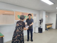 두송종합사회복지관, 어르신 장수 사진 전달식 개최