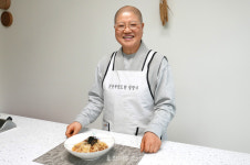 [사찰국수 기행 스님이 웃는다] 5 지견 스님의 김치진물국수