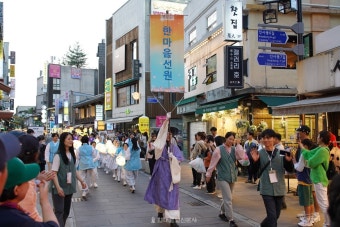 뉴진 스님에 MZ세대 열광… 연등회 대미 장식