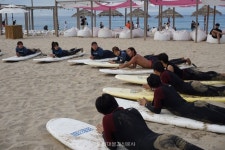 여름엔 서핑하면서 템플스테이…힙한 불교 즐기자