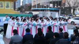 자비의 빛, 평택 하늘 밝히다… 평택불교사암연, 봉축탑 점등