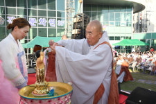 연등의 빛, 자비의 마음으로 강진을 밝히다