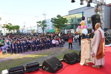 연등의 빛, 자비의 마음으로 강진을 밝히다