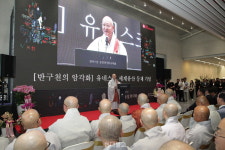 옻칠로 되살린 암각화…성파 대종사 사제전 개막