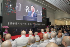 옻칠로 되살린 암각화…성파 대종사 사제전 개막