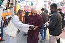 광주 길상사, 6개국 스님들과 탁발 의식 재현