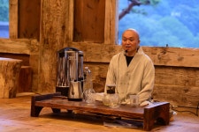 화엄사 화야몽, 덕제 스님과 별빛 아래 차 한 잔
