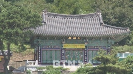 고층 아파트 건설로 안전 위협받는 무문홍법사