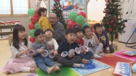 조계사 선재어린이집에 나타난 산타..주지 지현스님 선물
