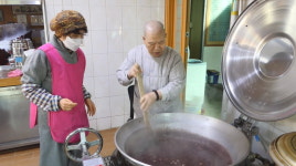 칠곡 대원사, 코로나19 방역 공무원 등과 동지 팥죽 나눔
