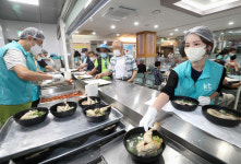 KT, 종로노인종합복지관 어르신 350명에 보양식 제공