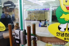  문 걸어잠근 성주군…항의방문 소성리 주민 2명 군청에 갇혀 