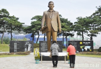 대구 동대구역 광장에 설치된 박정희 동상, 찬반 여론 분분