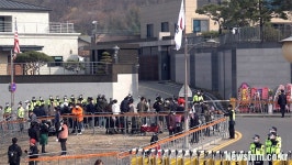 대구 달성군 박근혜 사저 인근, ‘환영’ 인파 속속 모여들어