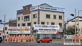대구 달성군 박근혜 사저 인근, ‘환영’ 인파 속속 모여들어