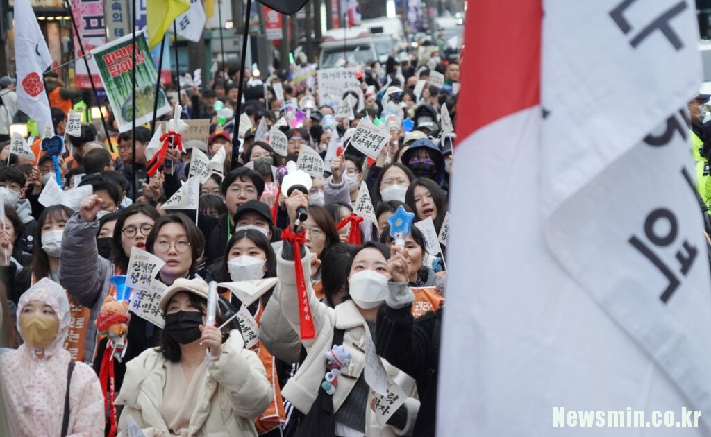 윤석열 전 대통령, 속옷 차림으로 특검 체포영장 집행에 저항하다 법무부 유감 표명