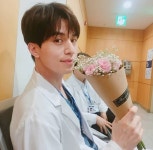 라이프 이동욱, 꽃을 든 남자? 여심 제대로 저격 이 조합 훌륭해