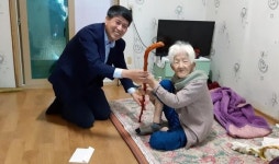 태인면 지난 1일, 100세 어르신께 장수지팡이 전달