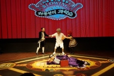 관객 참여형 공연 허풍선이 과학쇼 시즌2-마리퀴리vs아인슈타인, 12월 30일까지 대원콘텐츠라이브에서 공연