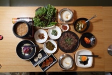 쌈밥전문점 행복한소풍, 자연의 맛 내는 석쇠구이로 청계산 쌈밥집으로 알려져