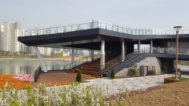 청라호수공원, 레이크하우스 계단마루에 무더위 쉼터 마련…버스킹 공연도 개최