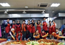 광주시지역사회보장협의체 다문화 김장체험에 참조은병원 앞치마 기증