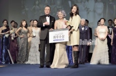 KMA시니어모델선발대회, 시니어 여자모델 최우수상 최애리, J Actors 수상
