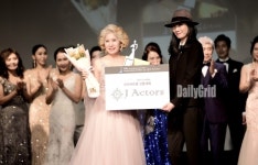 KMA시니어모델선발대회, 시니어 여자모델 최우수상 최애리, J Actors 수상