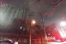 부산 엄궁동 아파트 옹벽 전신주 화재... 400여 세대 5시간 암흑