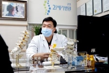 전형준 광명 21세기병원장 척추 내시경 치료 2000회 달성...환자 상태 호전 보며 보람