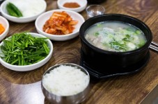 [전국맛탐방] 부산 여행객, 센텀시티에서 쇼핑 및 문화생활 즐긴 후 돼지국밥 맛집 찾는다