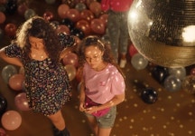 [오늘의 패션 신상] H&M X 넷플릭스 내가 사랑했던 모든 남자들에게 & 설현 코치 미니백