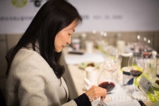 국가대표 소믈리에 심사단이 선정한 돼지 본갈비와 어울리는 와인 6종